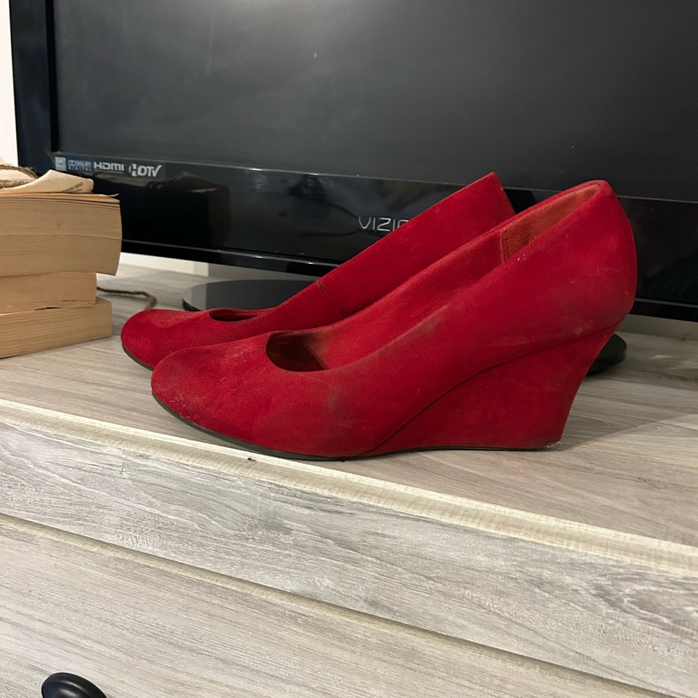 Easy Street Women's Vibrant Red Heels - Picture 4 of 6